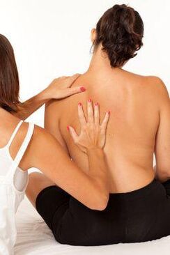 Massage during pain under the left shoulder blade