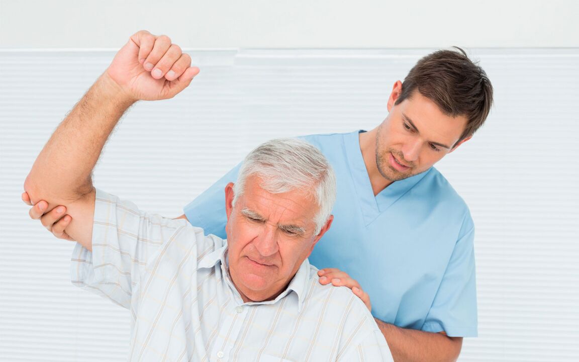 A doctor examines a patient with shoulder arthrosis